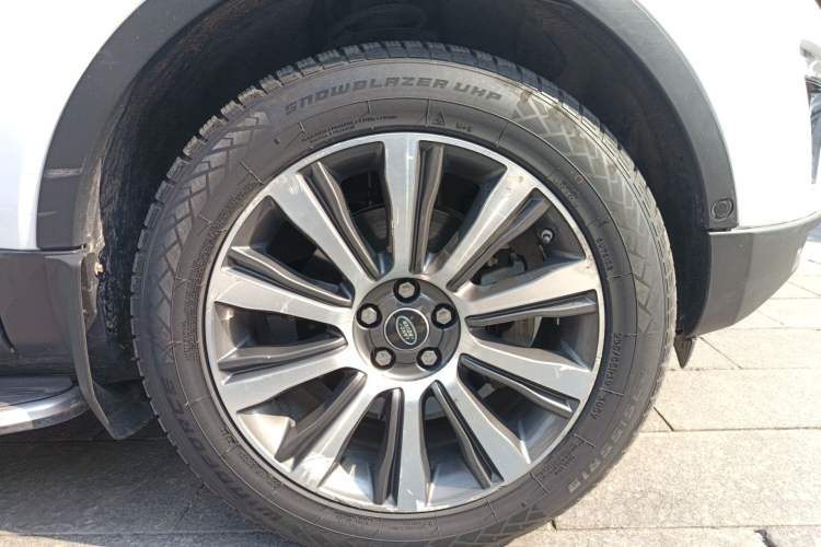 Used Land Rover Range Evoque 2018 240 PS SE Smart Brilliance Edition Right Front Wheel Hub