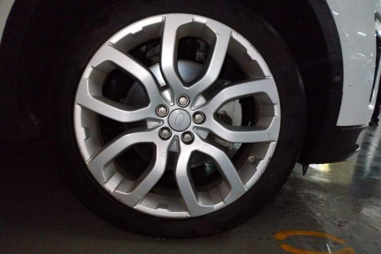 Used Land Rover Range Evoque 2018 240 PS SE DYNAMIC Smart Edition Right Front Wheel Hub