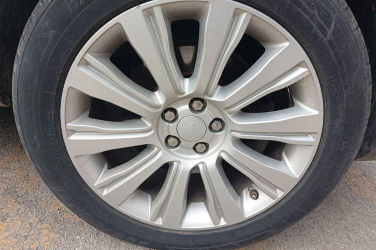Used Land Rover Range Evoque 2018 240 PS SE Smart Brilliance Edition Right Front Wheel Hub