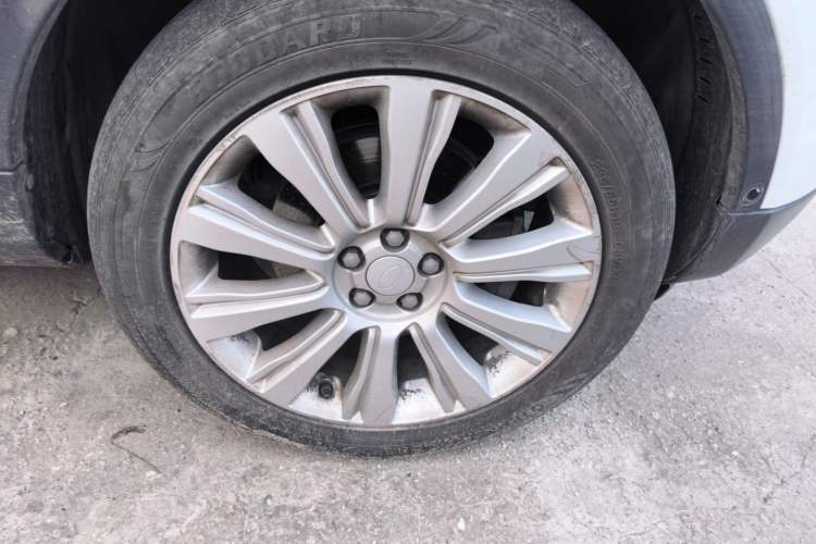 Used Land Rover Range Evoque 2018 240 PS SE Smart Brilliance Edition Right Front Wheel Hub