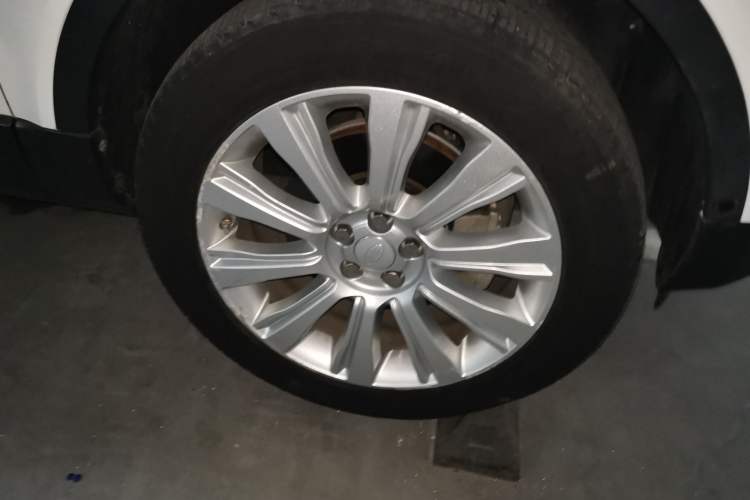 Used Land Rover Range Evoque 2018 240 PS SE Smart Brilliance Edition Right Front Wheel Hub