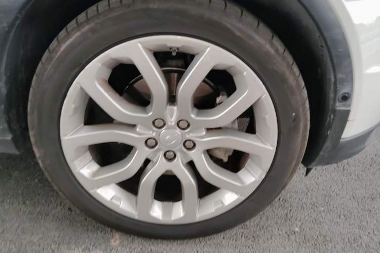 Used Land Rover Range Evoque 2018 240 PS SE DYNAMIC Smart Edition Right Front Wheel Hub