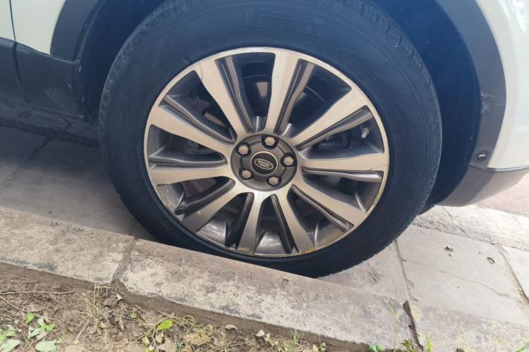 Used Land Rover Range Evoque 2018 240 PS SE Smart Brilliance Edition Right Front Wheel Hub