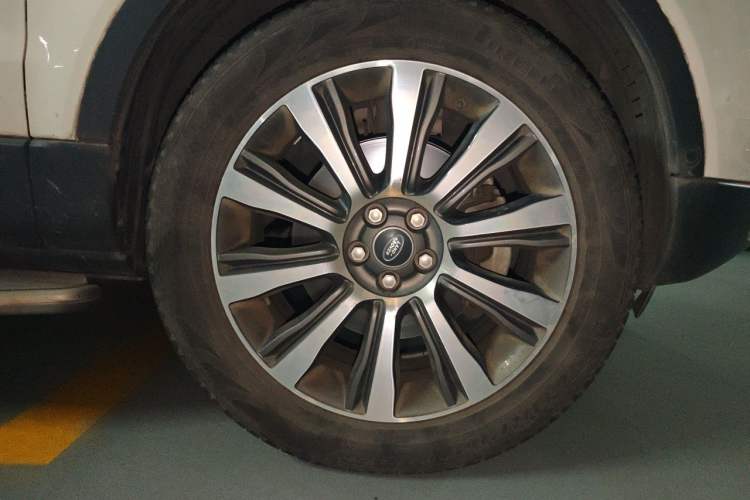 Used Land Rover Range Evoque 2018 240 PS SE Smart Brilliance Edition Right Front Wheel Hub