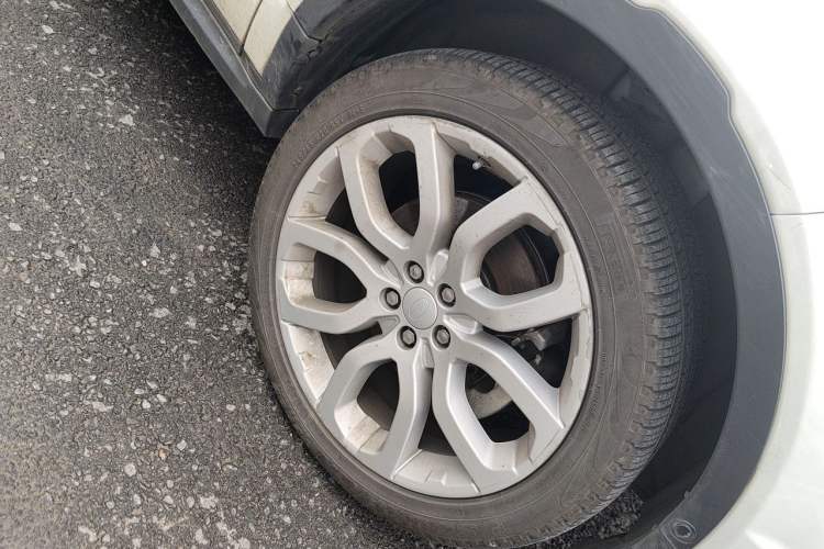Used Land Rover Range Evoque 2018 240 PS SE DYNAMIC Smart Edition Right Front Wheel Hub