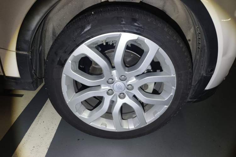 Used Land Rover Range Evoque 2018 240 PS SE DYNAMIC Smart Edition Right Front Wheel Hub