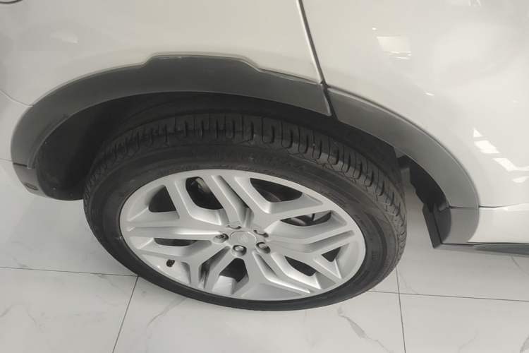 Used Land Rover Range Evoque 2018 240 PS HSE DYNAMIC All-Wheel Drive Edition Right Rear Wheel Hub