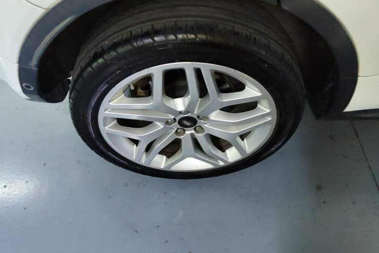 Used Land Rover Range Evoque 2018 240 PS HSE DYNAMIC All-Wheel Drive Edition Right Rear Wheel Hub