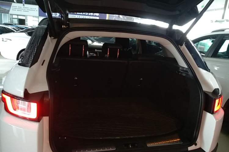 Used Land Rover Range Evoque 2018 240 PS SE Smart Brilliance Edition Trunk