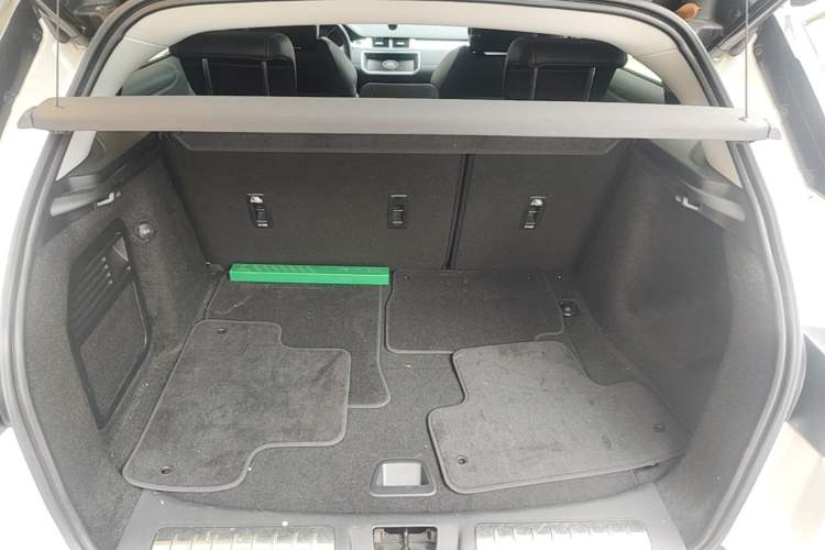Used Land Rover Range Evoque 2018 240 PS SE DYNAMIC Smart Edition Trunk