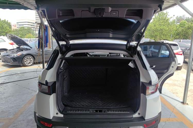 Used Land Rover Range Evoque 2018 240 PS SE Smart Brilliance Edition Trunk