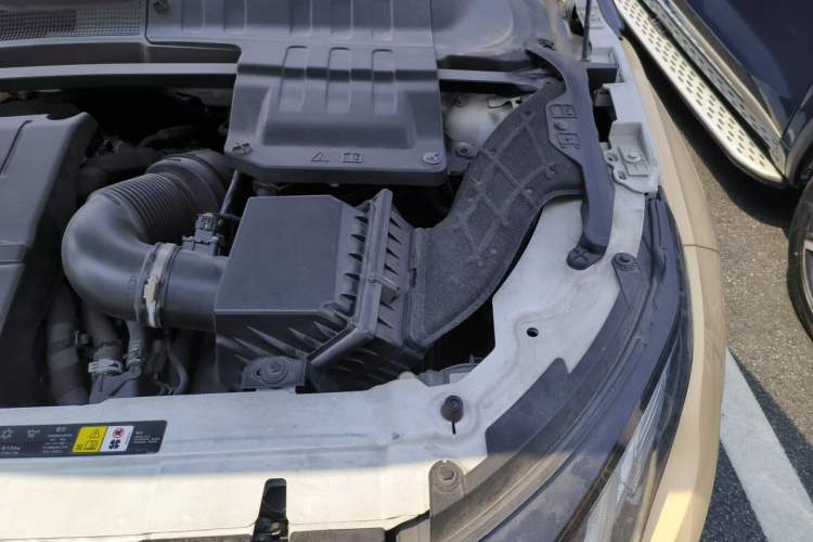 Used Land Rover Range Evoque 2018 240 PS HSE DYNAMIC All-Wheel Drive Edition Engine Bay Left
