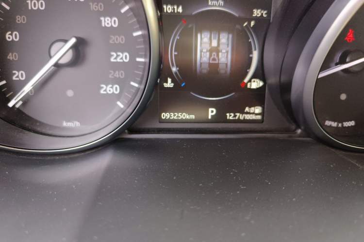 Used Land Rover Range Evoque 2018 240 PS HSE DYNAMIC All-Wheel Drive Edition Odometer Close Up