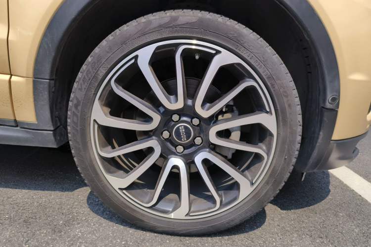 Used Land Rover Range Evoque 2018 240 PS HSE DYNAMIC All-Wheel Drive Edition Right Front Wheel Hub