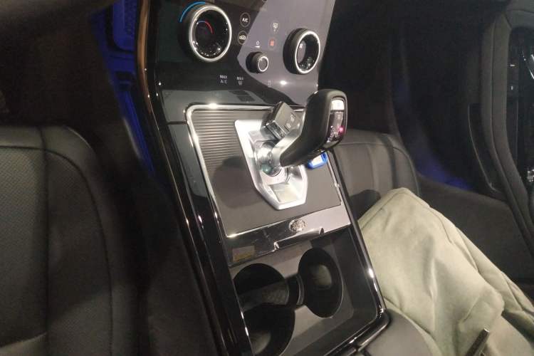 Used Land Rover Range Evoque 2020 249 PS R-DYNAMIC S Sport Edition Gear Lever