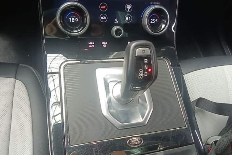 Used Land Rover Range Evoque 2020 249 PS R-DYNAMIC SE Sport Technology Edition Gear Lever