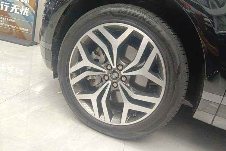 Used Land Rover Range Evoque 2020 249 PS R-DYNAMIC SE Sport Technology Edition Left Front Wheel Hub