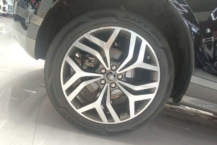 Used Land Rover Range Evoque 2020 249 PS R-DYNAMIC SE Sport Technology Edition Right Rear Wheel Hub