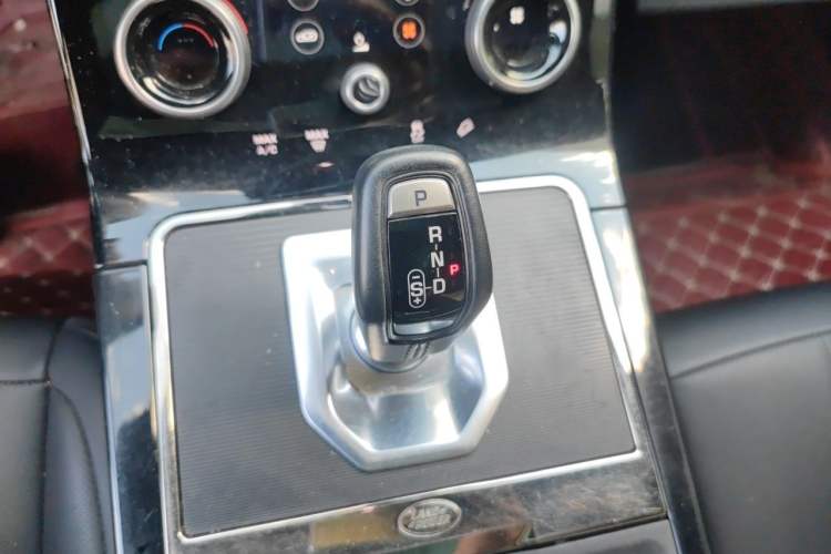 Used Land Rover Range Evoque 2020 249 PS R-DYNAMIC SE Sport Technology Edition Gear Lever