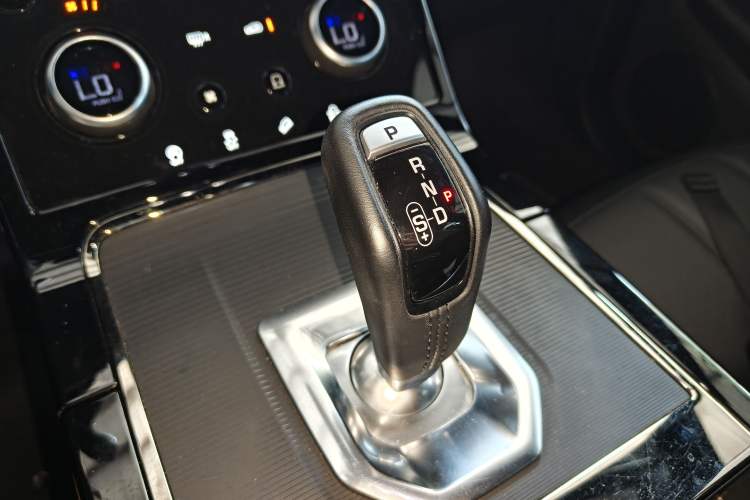 Used Land Rover Range Evoque 2020 249 PS R-DYNAMIC S Sport Edition Gear Lever