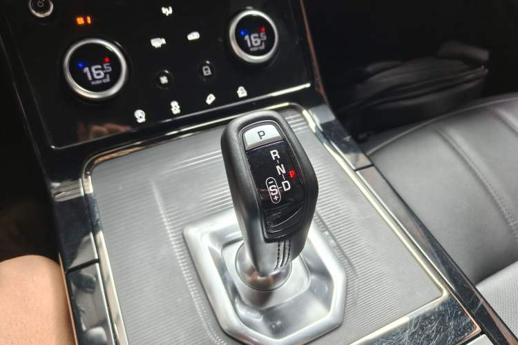 Used Land Rover Range Evoque 2020 249 PS R-DYNAMIC S Sport Edition Gear Lever