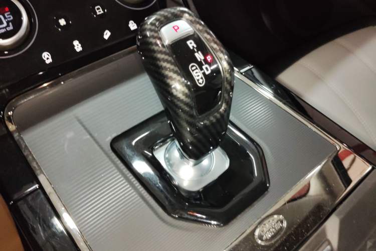 Used Land Rover Range Evoque 2020 249 PS R-DYNAMIC S Sport Edition Gear Lever
