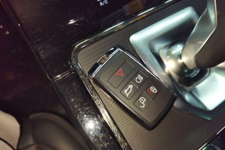 Used Land Rover Range Evoque 2020 249 PS R-DYNAMIC SE Sport Technology Edition Interior 1