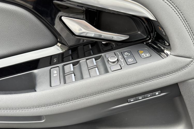 Used Land Rover Range Evoque 2020 249 PS R-DYNAMIC SE Sport Technology Edition Interior 2