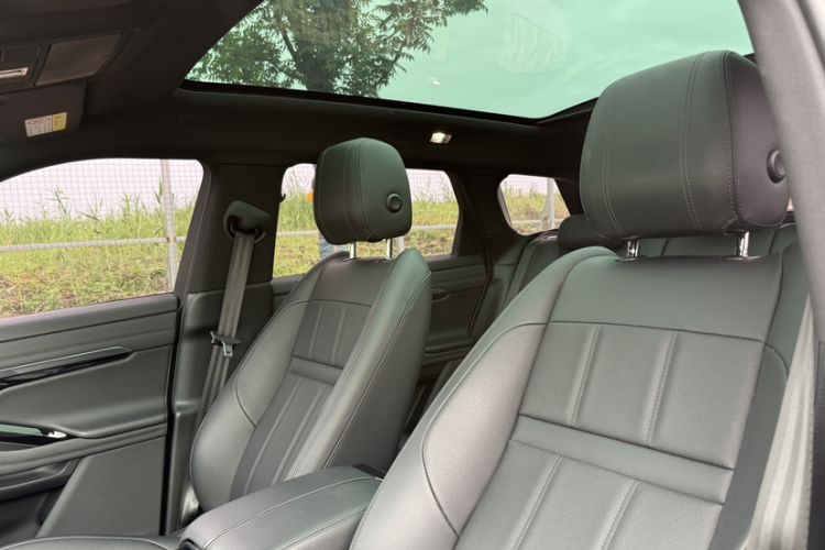 Used Land Rover Range Evoque 2020 249 PS R-DYNAMIC SE Sport Technology Edition Interior 7