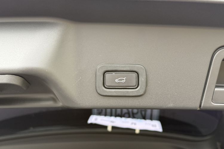 Used Land Rover Range Evoque 2020 249 PS R-DYNAMIC SE Sport Technology Edition Interior 8