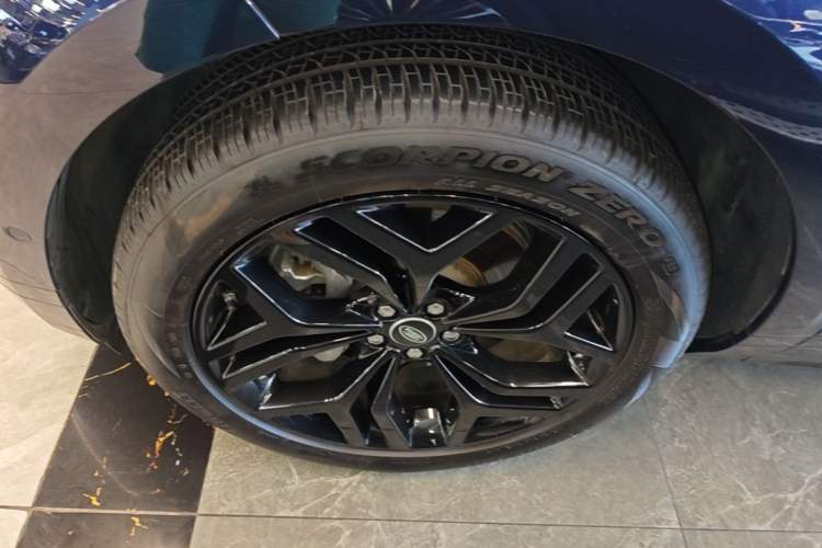Used Land Rover Range Evoque 2020 249 PS R-DYNAMIC S Black Edition Sport Version Left Front Wheel Hub
