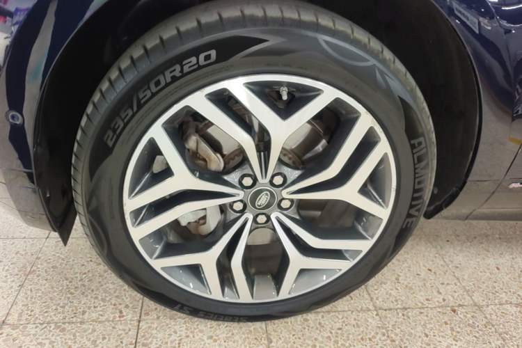 Used Land Rover Range Evoque 2020 249 PS R-DYNAMIC S Sport Edition Left Front Wheel Hub