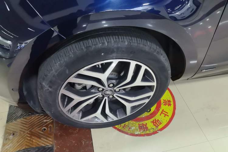 Used Land Rover Range Evoque 2020 249 PS R-DYNAMIC SE Sport Technology Edition Left Front Wheel Hub