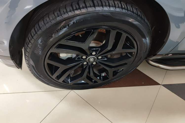 Used Land Rover Range Evoque 2020 249 PS R-DYNAMIC S Sport Edition Left Front Wheel Hub