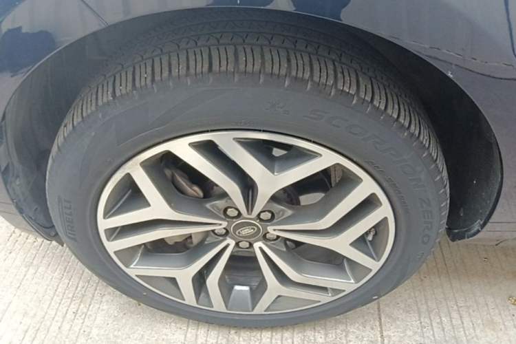 Used Land Rover Range Evoque 2020 249 PS R-DYNAMIC S Sport Edition Left Front Wheel Hub