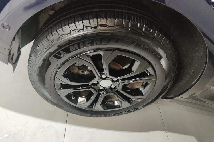 Used Land Rover Range Evoque 2020 249 PS R-DYNAMIC S Sport Edition Left Front Wheel Hub