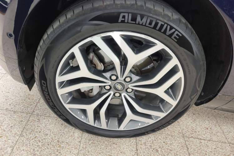 Used Land Rover Range Evoque 2020 249 PS R-DYNAMIC S Sport Edition Left Front Wheel Hub