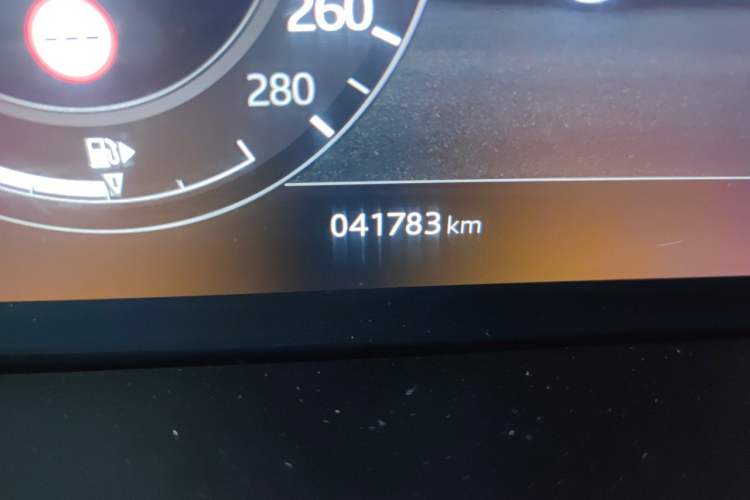 Used Land Rover Range Evoque 2020 249 PS R-DYNAMIC SE Sport Technology Edition Odometer Close Up