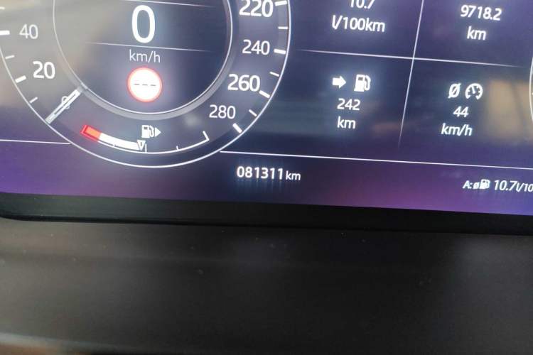 Used Land Rover Range Evoque 2020 249 PS R-DYNAMIC S Sport Edition Odometer Close Up