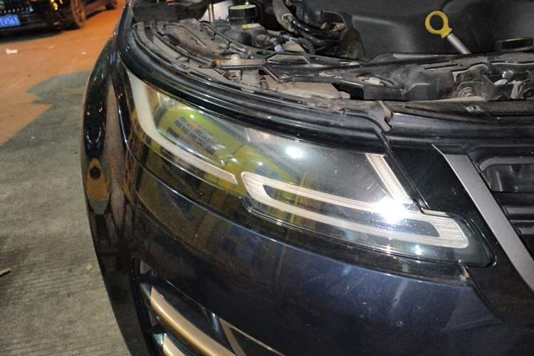 Used Land Rover Range Evoque 2020 249 PS R-DYNAMIC SE Sport Technology Edition Right Front Headlight