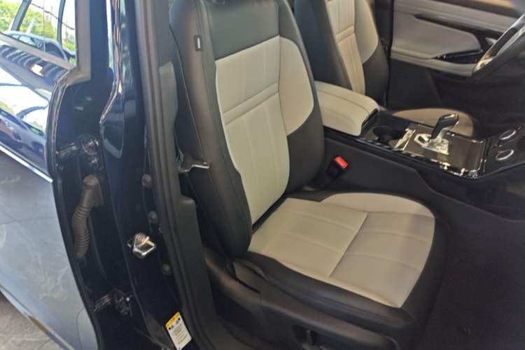 Used Land Rover Range Evoque 2020 249 PS R-DYNAMIC S Black Edition Sport Version Right Front Seat