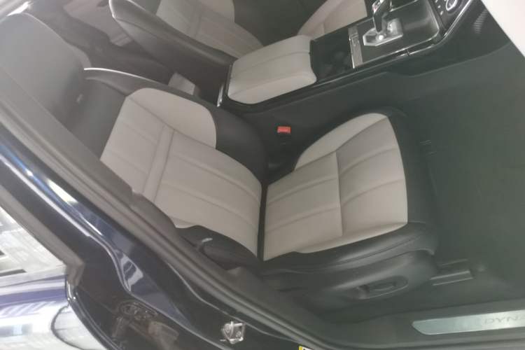 Used Land Rover Range Evoque 2020 249 PS R-DYNAMIC S Sport Edition Right Front Seat