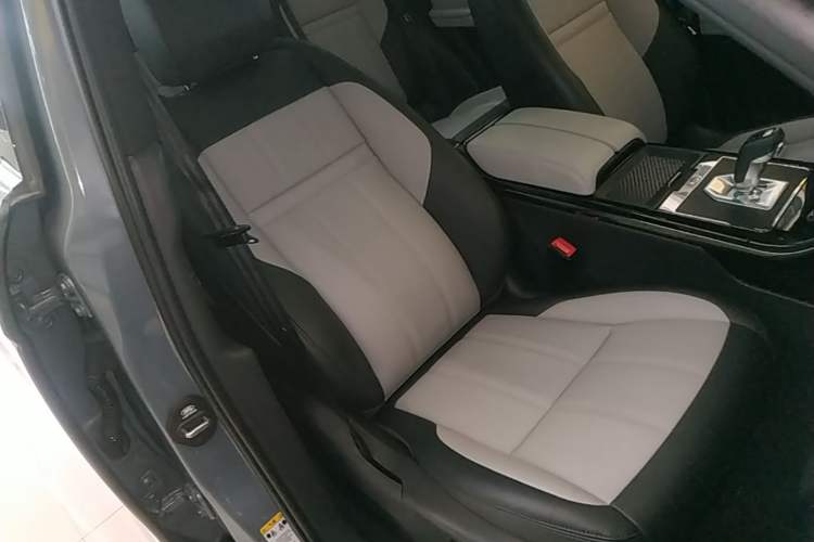Used Land Rover Range Evoque 2020 249 PS R-DYNAMIC SE Sport Technology Edition Right Front Seat