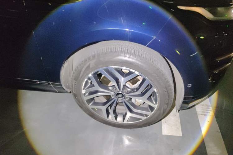 Used Land Rover Range Evoque 2020 249 PS R-DYNAMIC SE Sport Technology Edition Right Front Wheel Hub