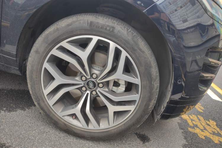 Used Land Rover Range Evoque 2020 249 PS R-DYNAMIC S Sport Edition Right Front Wheel Hub
