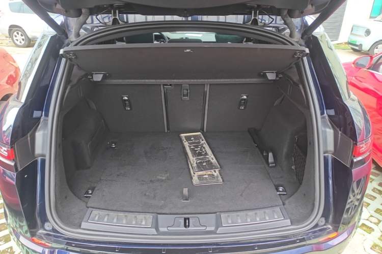Used Land Rover Range Evoque 2020 249 PS R-DYNAMIC SE Sport Technology Edition Trunk