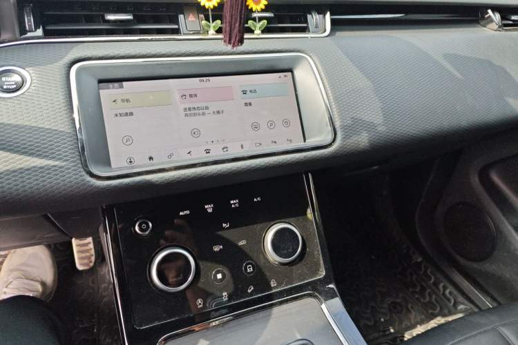 Used Land Rover Range Evoque 2020 249 PS R-DYNAMIC S Black Edition Sport Version Audio And AC Panel