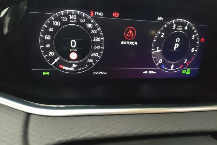 Used Land Rover Range Evoque 2020 249 PS R-DYNAMIC S Sport Edition Odometer Close Up
