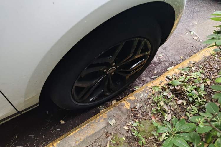 Used Land Rover Range Evoque 2020 249 PS R-DYNAMIC S Sport Edition Right Front Wheel Hub