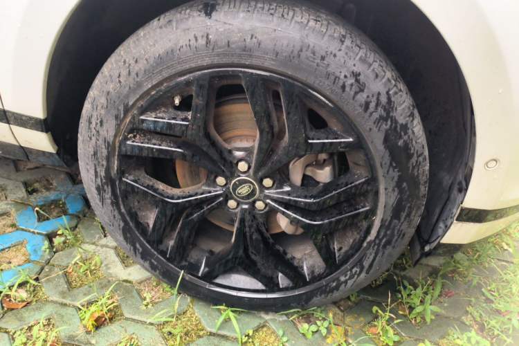 Used Land Rover Range Evoque 2020 249 PS R-DYNAMIC S Blackened Sport Technology Edition Right Front Wheel Hub